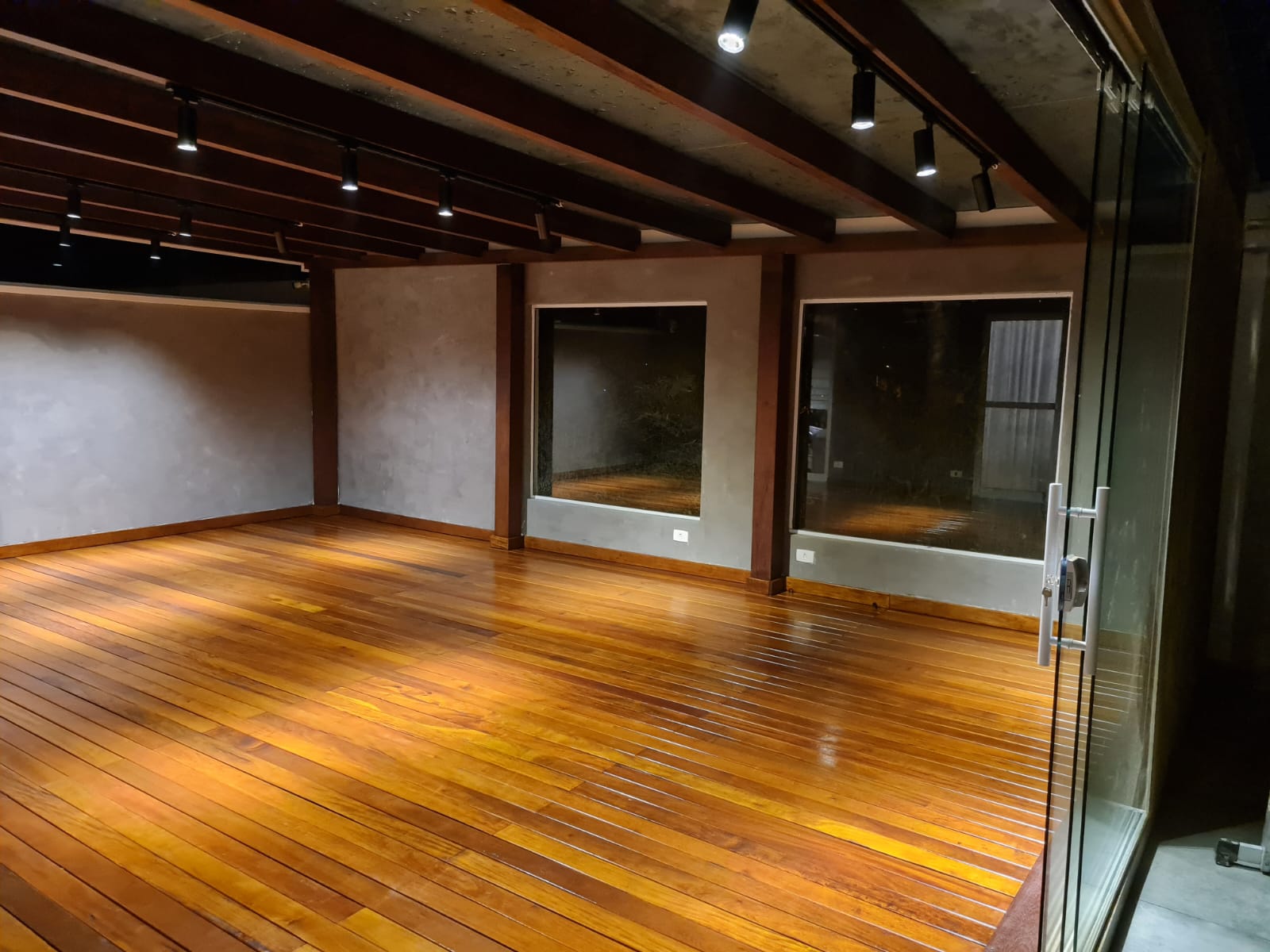 Assoalho de Alto Brilho - Casas Barigui