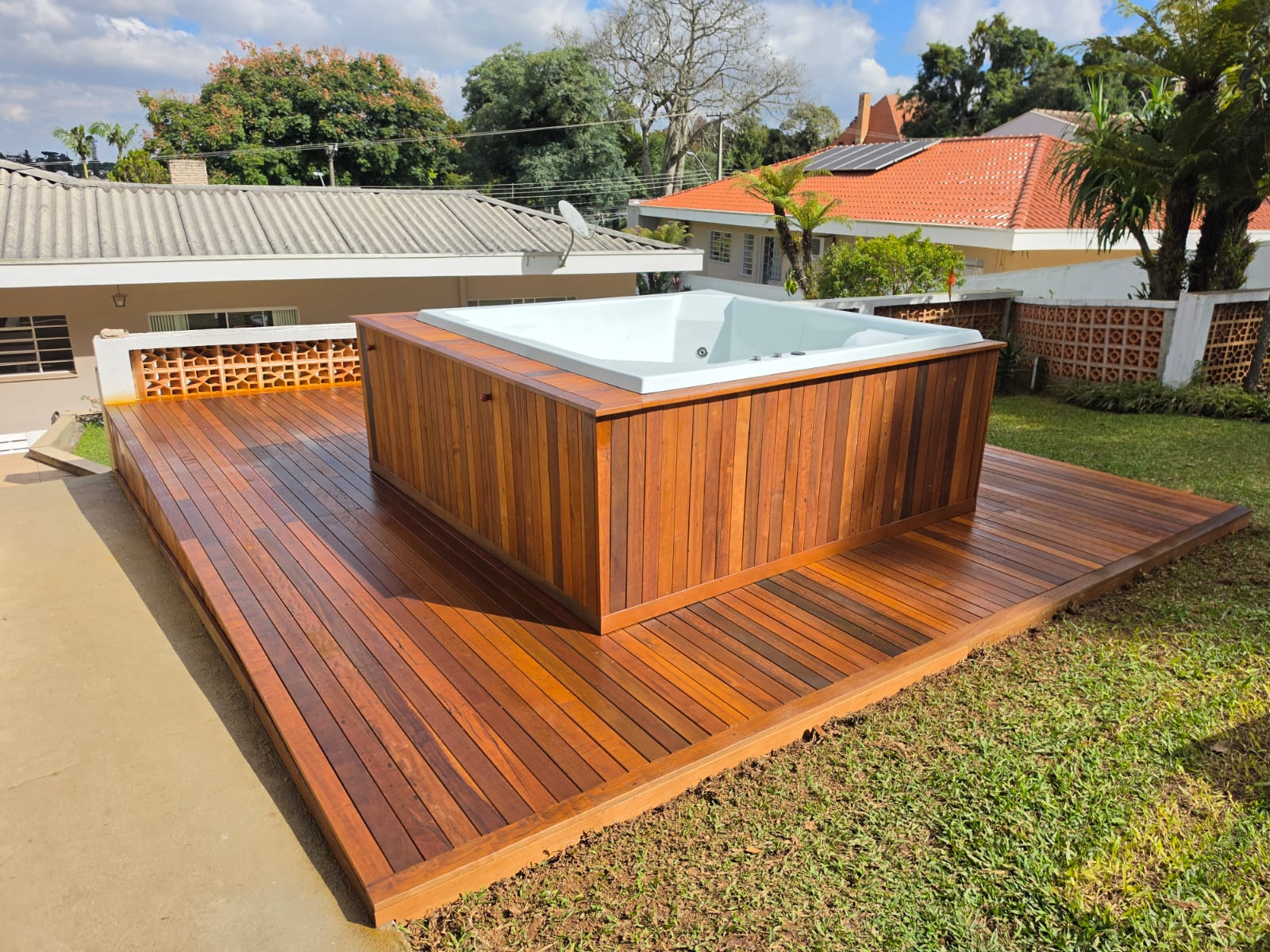 Deck de Jardim para SPA - Casas Barigui