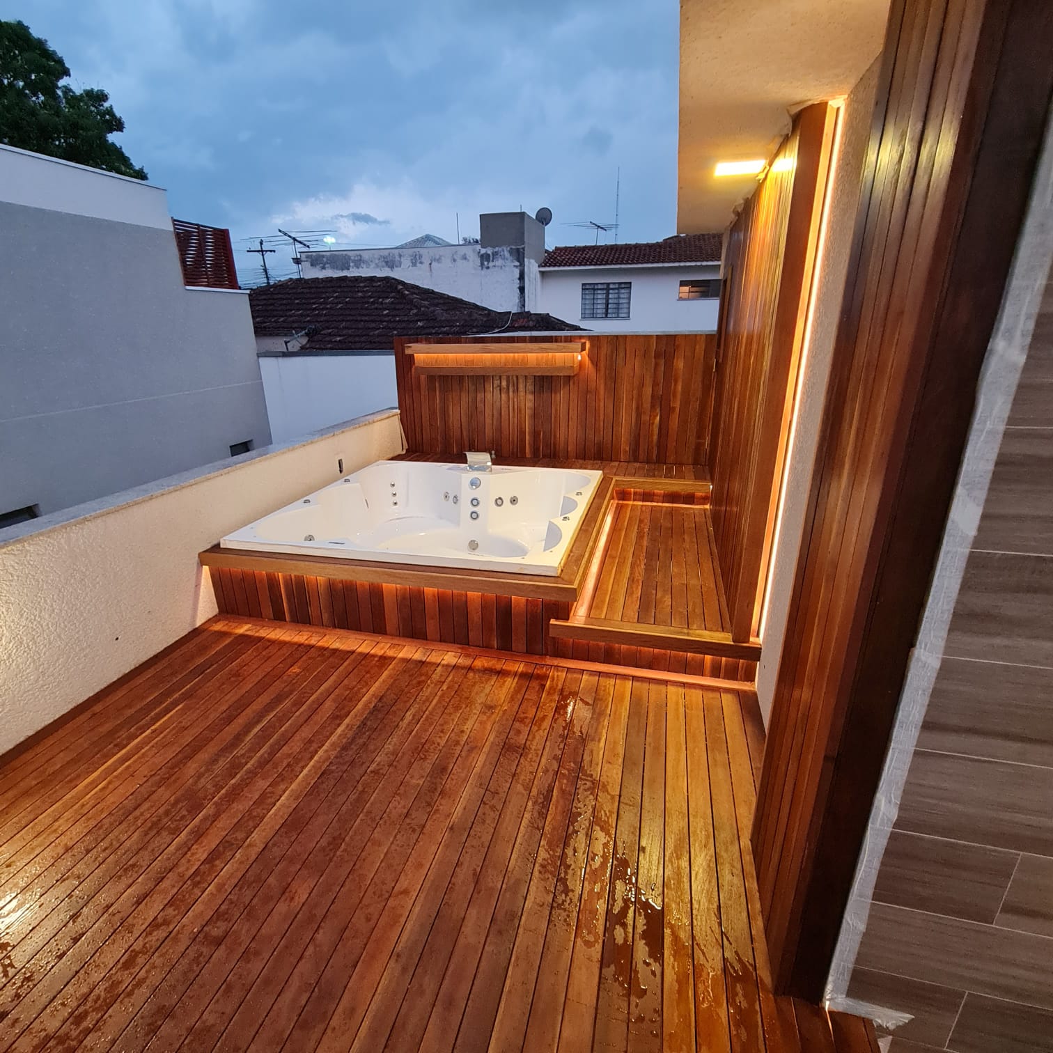 Deck com Cascata Iluminada - Casas Barigui