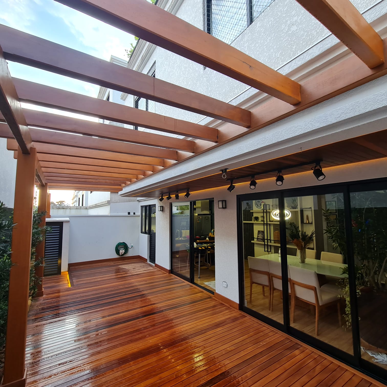 Varanda Integrada com Pergolado - Casas Barigui
