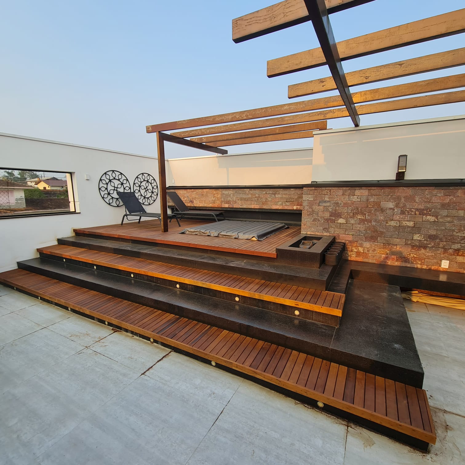 Deck de Luxo com Pergolado - Casas Barigui