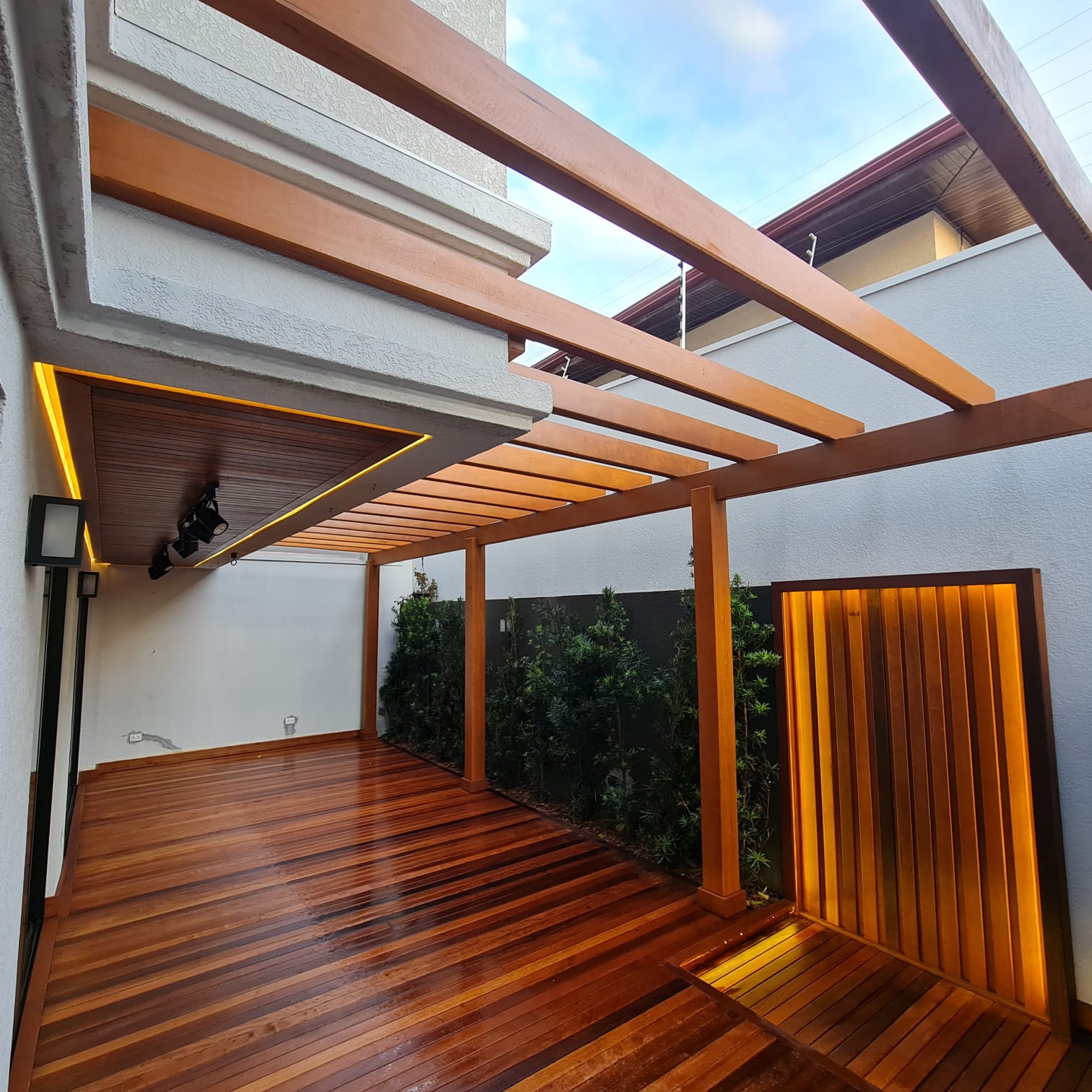 Pergolado e Iluminação Linear - Casas Barigui